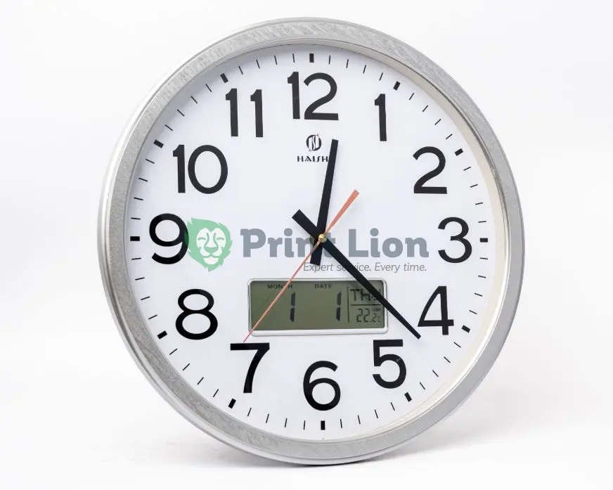 Digital clock cm diameter. Available in black and silver PLCK017